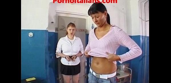  Fetish enema clistere - donna riceve clistere da infermiera